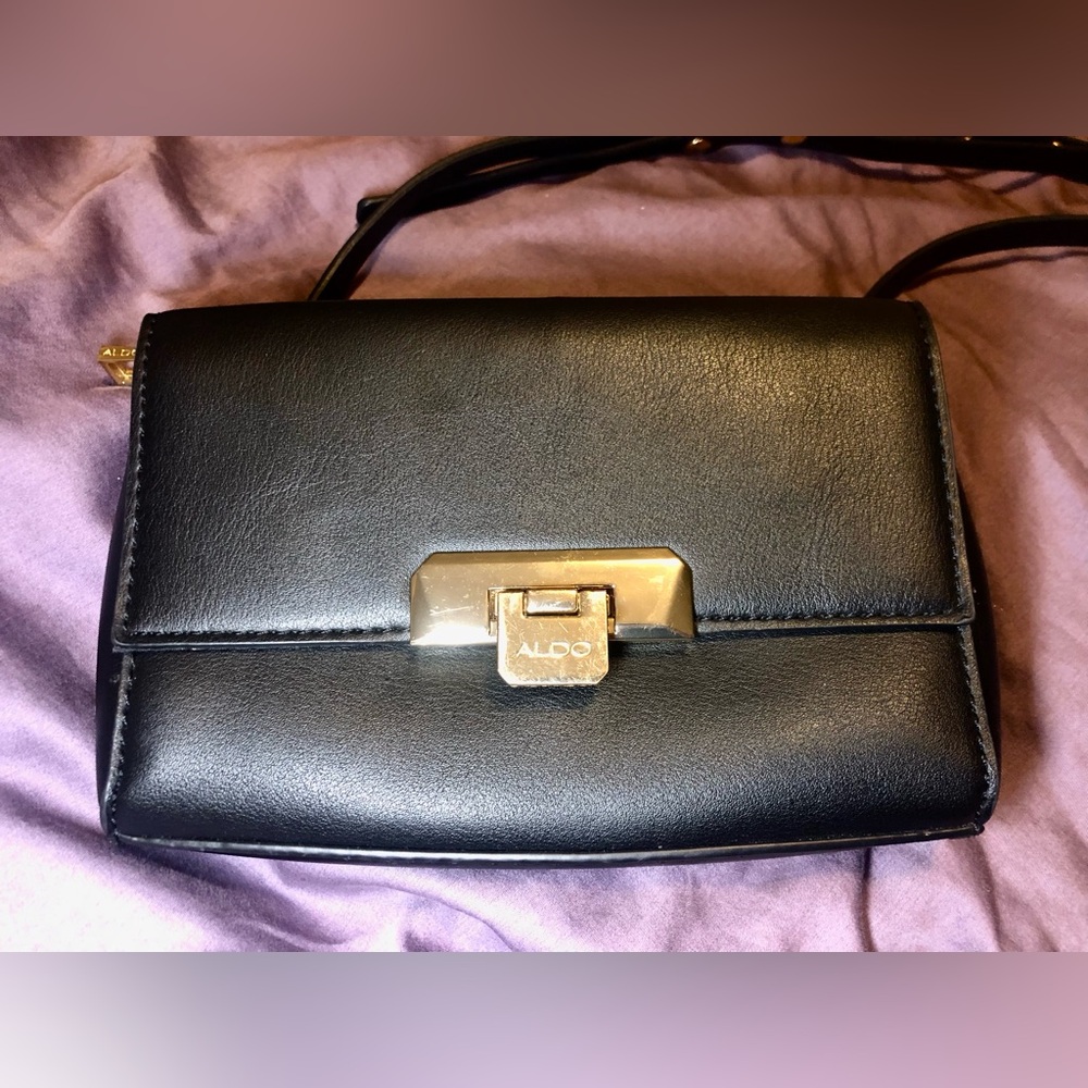 BNWOT Aldo Elegant Black Crossbody With Gold Accent Hardware - Picture 3 of 16